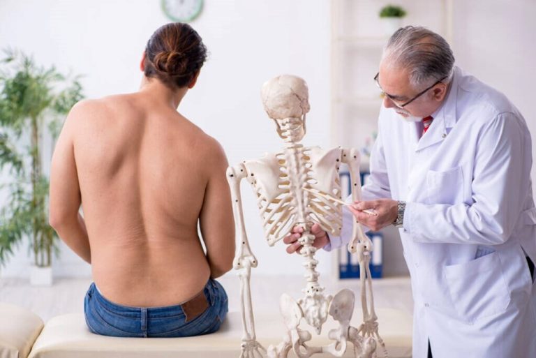 ¿Qué es la escoliosis ?