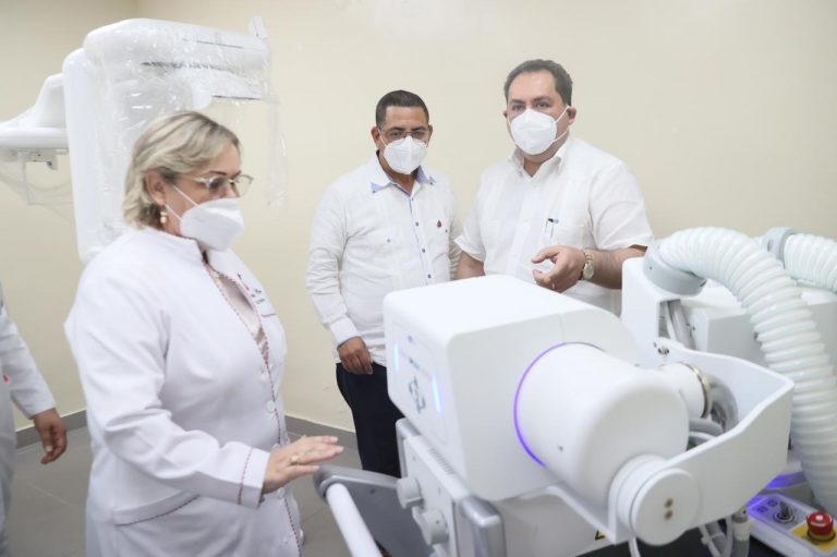 Titular SNS entrega RD$8 millones en equipos a hospital San Vicente de Paúl