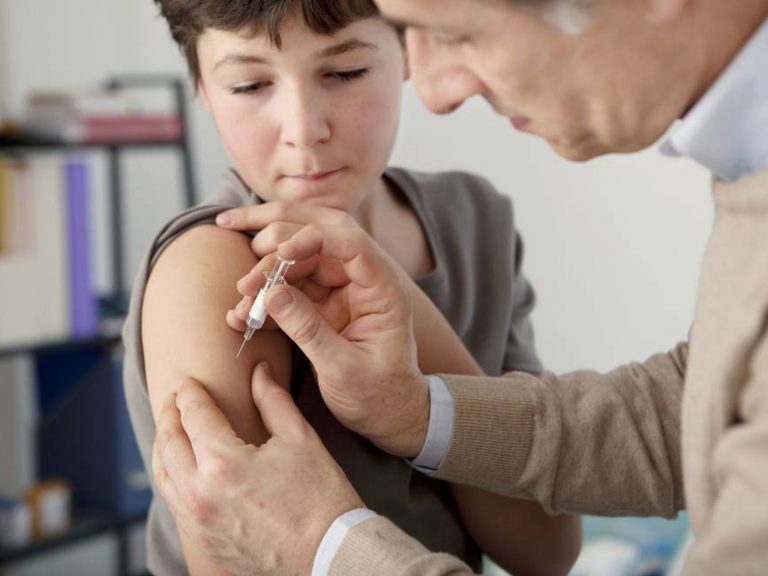Sugieren que los niños reciban la vacuna contra el VPH